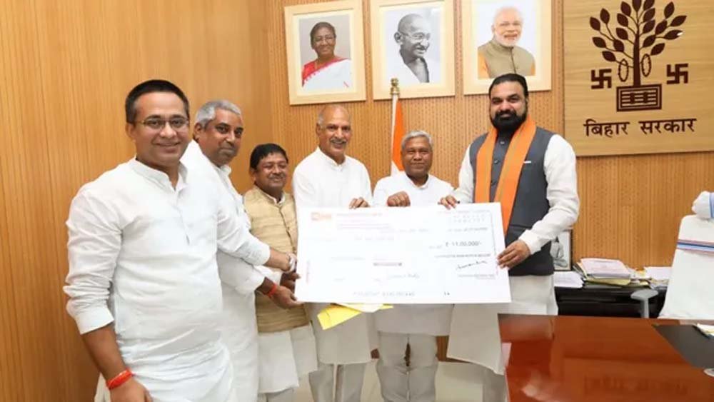 बिहार बाढ़ पीड़ितों के लिए नेताओं ने खोला खजाना, CM सम्राट चौधरी ने दिया एक माह का वेतन
