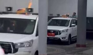 भोपाल में मेयर की कार में आग लगाने की कोशिश! नाराज कर्मचारी ने छत पर जलाए कागज, मचा हड़कंप