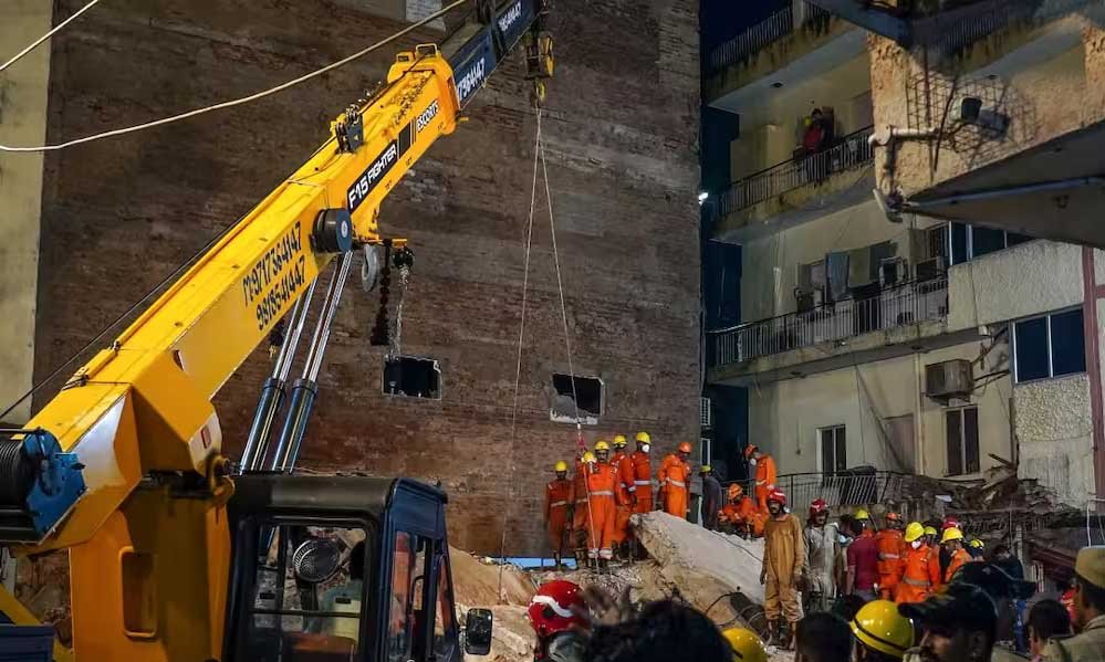 सत्य निकेतन हादसे पर HC सख्त! बिल्डिंग मालिक के साथ MCD भी जिम्मेदार, जवाबदेही पर उठे सवाल