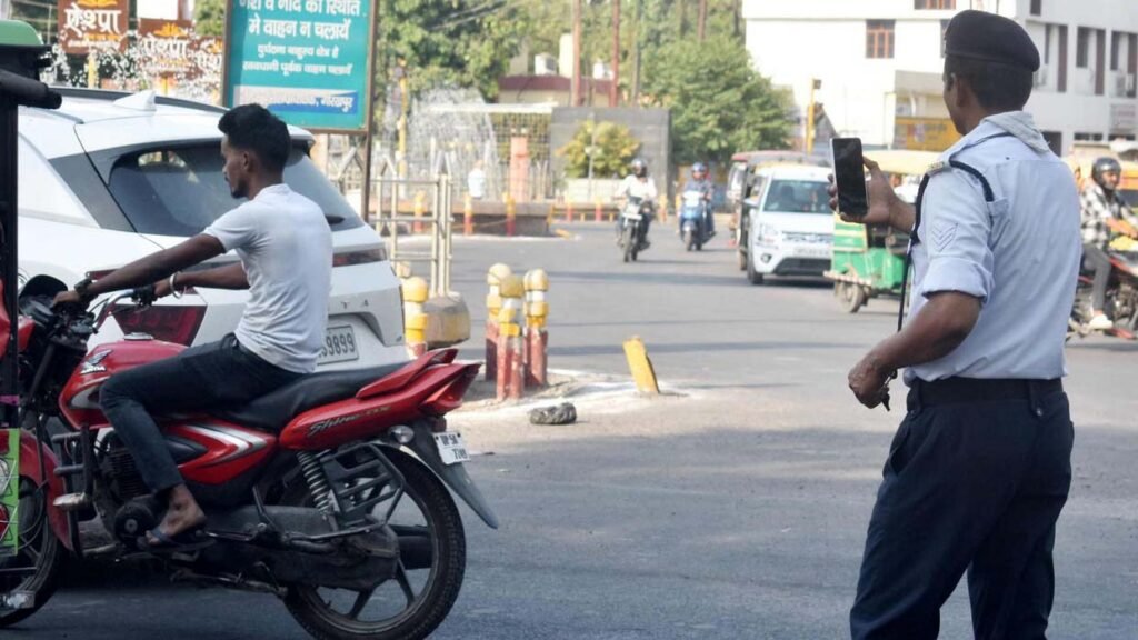 ई-चालान Next Gen 2.0 में बड़ा बदलाव, पीछे बैठे बिना हेलमेट सवारी का भी चालान