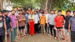 झारखंड धाम परिसर में युवाओं ने चलाया वृहद सफाई अभियान
