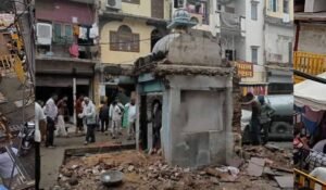 JCB-क्रेन भी नहीं हिला पाई ‘डॉक्टर हनुमान’, करीब 1000 साल पुरानी प्रतिमा हटाने पहुंचे IIT एक्सपर्ट्स