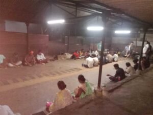 नेलसनार में बाढ़ के बीच जिला प्रशासन की मानवीय पहल, बाढ़ में फंसे यात्रियों को कराया भोजन