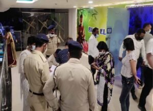 भिलाई के सूर्या मॉल स्थित स्पा सेंटर पर पुलिस की रेड, युवतियों से भरवाया बाउंड ओवर