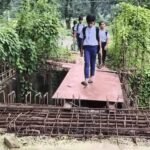 6 साल से अधूरा पड़ा पुल, जान जोखिम में डालकर स्कूल जा रहे बच्चे