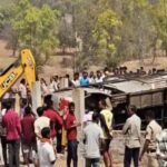 यात्रियों से भरी बस बेकाबू होकर पलटी, हादसे में एक की मौत और 20 घायल