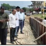 अंबिकापुर-रामानुजगंज NH पर घटिया निर्माण का आरोप, अध्यक्ष-उपाध्यक्ष ने मौके पर पहुंचकर रुकवाया काम
