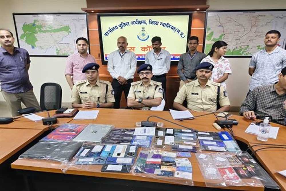 ग्वालियर पुलिस ने विंडसर हिल्स स्थित डुप्लेक्स से संचालित करोड़ों रुपए के साइबर फ्रॉड नेटवर्क का किया पर्दाफाश, पांच आरोपी गिरफ्तार