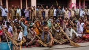 हरियाणा में सफाईकर्मियों का उग्र प्रदर्शन, ठेकेदार से हाथापाई; सरकारी जीप के शीशे तोड़े