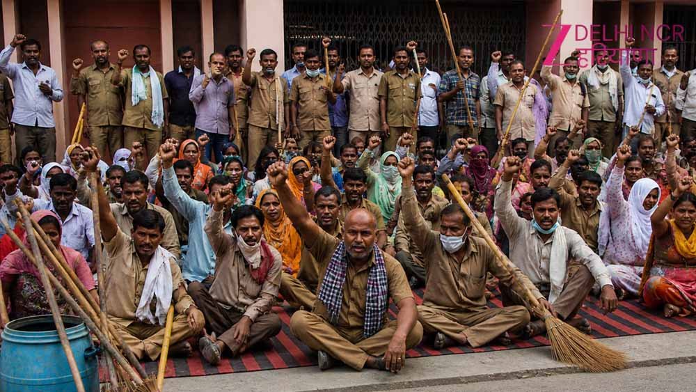 हरियाणा में सफाईकर्मियों का उग्र प्रदर्शन, ठेकेदार से हाथापाई; सरकारी जीप के शीशे तोड़े