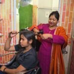 हुनर ने दी आत्मनिर्भरता की राह, ब्यूटी पार्लर से किरण को हर माह 12 से 20 हजार रुपये तक की आय