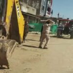 पुलिस को देख रेत माफियाओं ने संकरी गलियों में दौड़ाए ट्रैक्टर, कार भी घसीटी