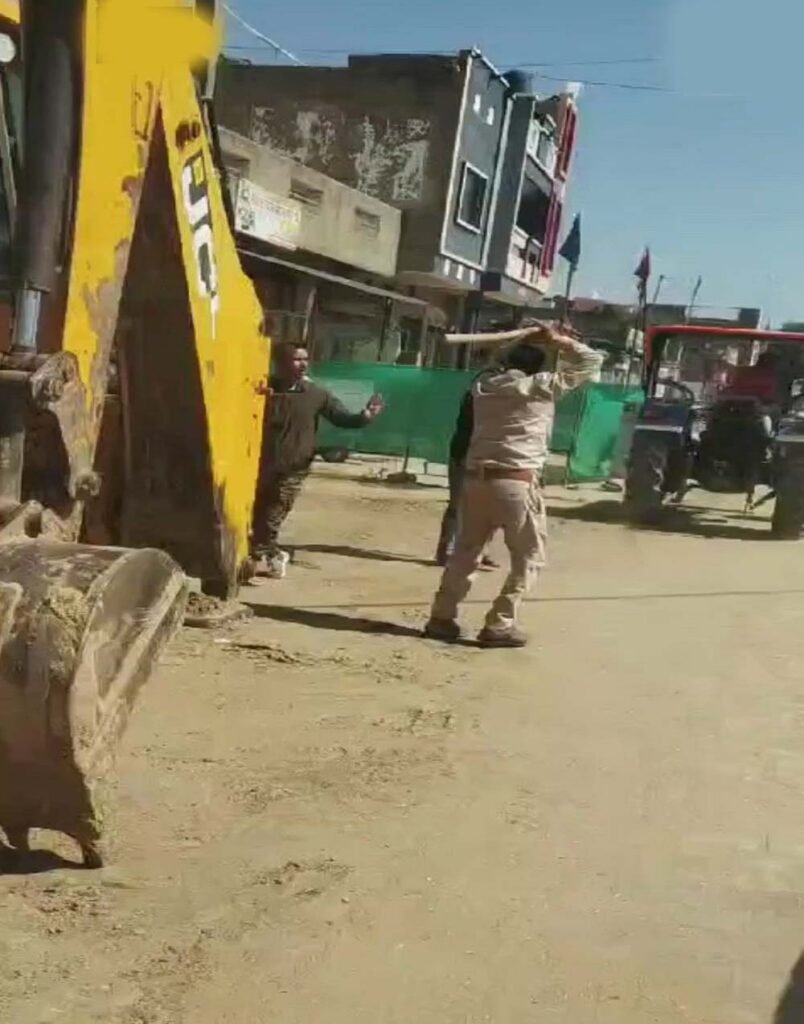 पुलिस को देख रेत माफियाओं ने संकरी गलियों में दौड़ाए ट्रैक्टर, कार भी घसीटी