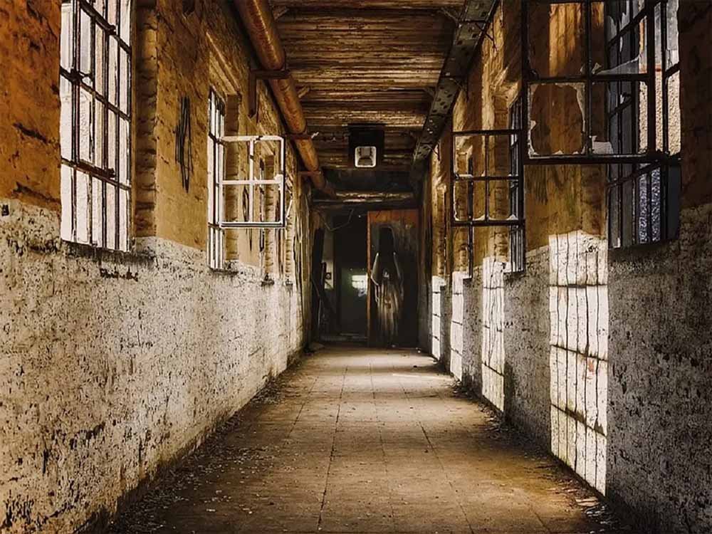 ‘आत्मा भटकने’ की अफवाह से बवाल, पुलिस-छात्र भिड़े
