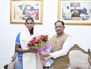 एशियन गेम्स की स्वर्ण पदक विजेता टीम की संजू देवी को मुख्यमंत्री  विष्णु देव साय ने 51 लाख रुपए की प्रोत्साहन राशि देने की घोषणा की