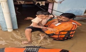 योगी सरकार का बाढ़ प्रभावितों के लिए राहत अभियान जारी: हर मोर्चे पर लगातार मुस्तैदी