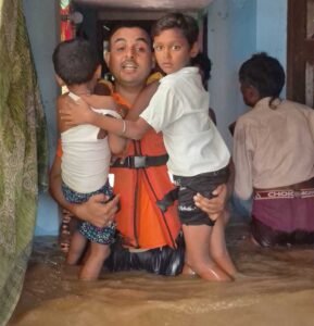 चित्रकूट में मंदाकिनी की बाढ़ में फंसे 150 लोगों को सुरक्षित निकाला, योगी सरकार का राहत तंत्र सतर्क