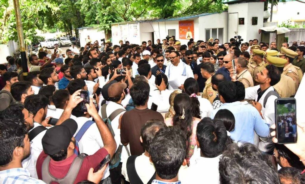 डिप्टी सीएम के आवास पर पहुंचे सैकड़ों फरियादी, त्वरित कार्रवाई से खिले चेहरे
