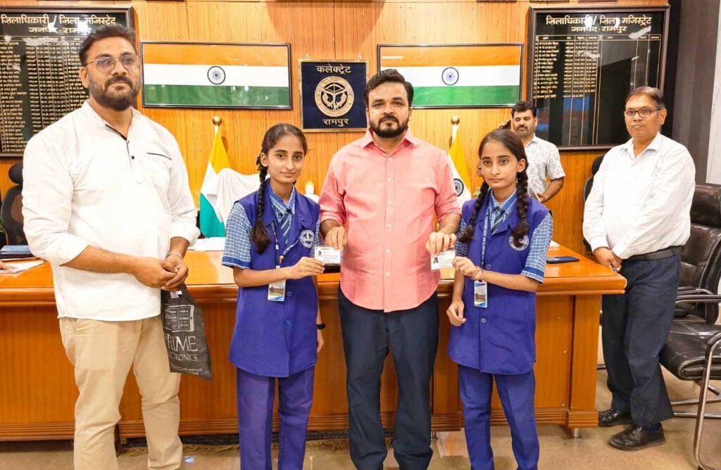 योगी सरकार की संवेदनशील पहल से जुड़वा बहनों को मिली अलग पहचान, आधार बनने की राह हुई आसान