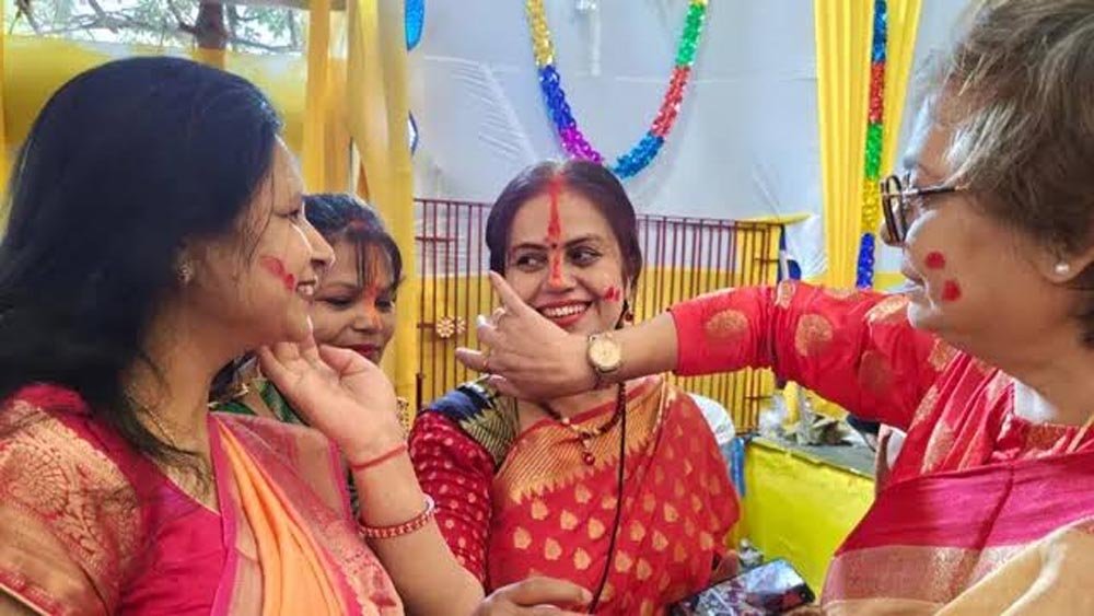 पटना में सिंदूर खेला के साथ मां दुर्गा को विदाई, लाल-सफेद साड़ियों में सजी महिलाओं ने निभाई परंपरा