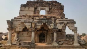 झारखंड का रहस्यमयी नवरत्नगढ़ किला, 33 इंच मोटी दीवारों से लेकर रानी लुकई की भुलभुलैया तक है खास
