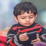 होमवर्क के बहाने मोबाइल में रील्स और गेम खेल रहे बच्चे, कम मार्क्स आने पर बढ़ रहा तनाव