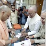 गांधी जयंती पर CM योगी ने खरीदा खादी का गमछा, बोले- स्वदेशी से स्वावलंबन की ओर बढ़े भारत