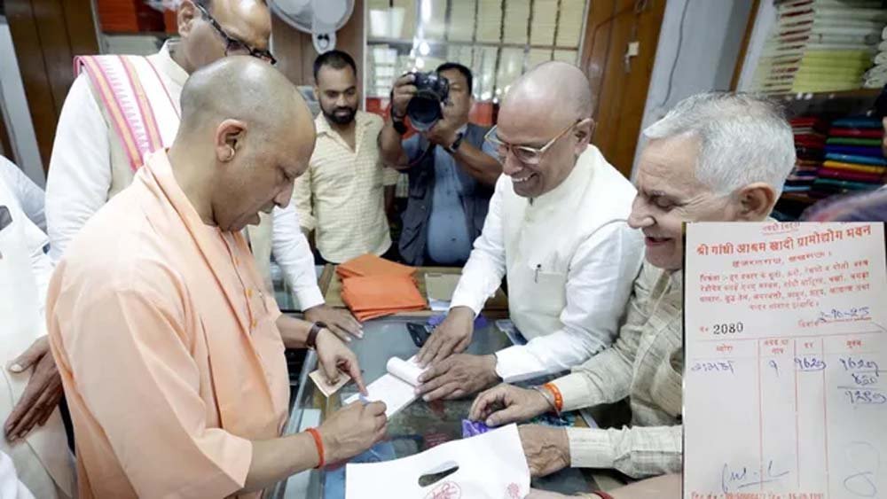 गांधी जयंती पर CM योगी ने खरीदा खादी का गमछा, बोले- स्वदेशी से स्वावलंबन की ओर बढ़े भारत