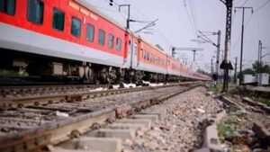 त्योहारों पर दिल्ली से बिहार जाने वाली ट्रेनों में भारी भीड़, ज्यादातर में वेटिंग और नो रूम