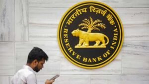 कच्चा तेल बढ़ा तो RBI बढ़ा सकता है रेपो रेट, 5.25% से 5.50% होने की संभावना
