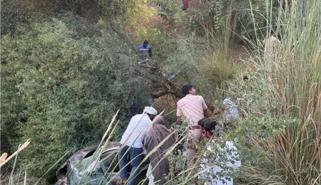 राजस्थान में भीषण हादसा: टायर फटने से खाई में गिरी कार, आगरा के 4 श्रद्धालुओं की मौत