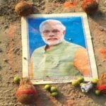 मऊ में श्मशान घाट के पास मिली PM मोदी की तस्वीर, नारियल-नींबू और सिंदूर मिलने से मचा हड़कंप
