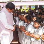 मुख्यमंत्री डॉ. यादव काफिला रुकवाकर पहुंचे स्कूल बच्चों से किया आत्मीय संवाद
