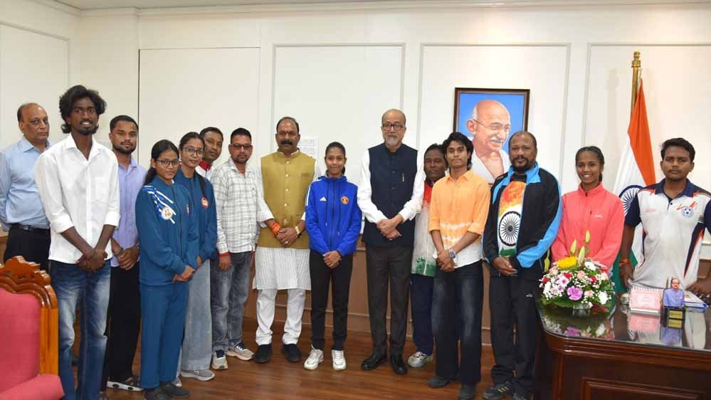 राज्यपाल रमेन डेका से प्रदेश के उत्कृष्ट खिलाड़ियों ने की सौजन्य भेंट