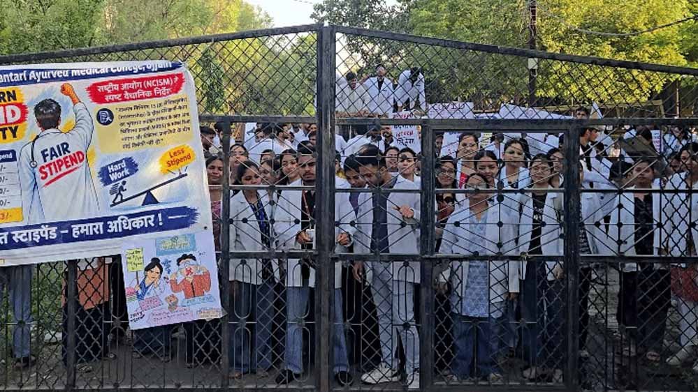 उज्जैन में आयुर्वेद छात्रों का प्रदर्शन तेज, कॉलेज-अस्पताल के गेट पर जड़ा ताला; स्टाइपेंड बढ़ाने की मांग