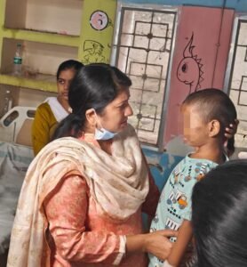 तीन साल के मासूम से क्रूरता पर बाल आयोग सख्त अस्पताल मिलने पहुंची आयोग की अध्यक्ष
