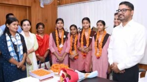 योगी सरकार में मिशन शक्ति से बेटियों को नेतृत्व का अवसर, चार छात्राओं ने संभाली मध्याह्न भोजन प्राधिकरण की कमान