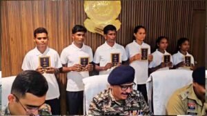 बस्तर में नक्सलवाद को झटका, 35 लाख के इनामी 6 नक्सलियों ने किया आत्मसमर्पण