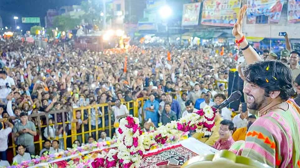 धीरेंद्र शास्त्री का बयान, बोले- गरबा पंडाल में गोमूत्र पिलाकर दें एंट्री; बेटियों को लेकर भी कही बात