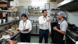 गुरुग्राम में खाद्य प्रतिष्ठानों का निरीक्षण, साफ-सफाई और सैनिटाइजेशन पर जोर