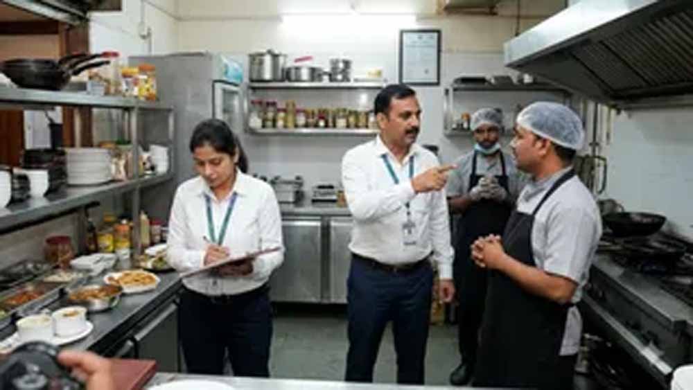 गुरुग्राम में खाद्य प्रतिष्ठानों का निरीक्षण, साफ-सफाई और सैनिटाइजेशन पर जोर