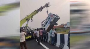 दिल्ली-मुंबई एक्सप्रेसवे पर भीषण हादसा, बस खाई में गिरी, 8 लोगों की मौत