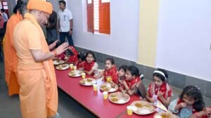 बेटियों के पांव पखार सीएम योगी ने की मातृ शक्ति की आराधना