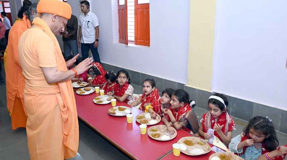 बेटियों के पांव पखार सीएम योगी ने की मातृ शक्ति की आराधना