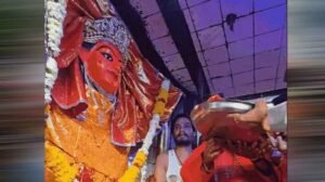 उज्जैन के 40 मंदिरों में मदिरा का भोग, आरती के बाद ढोल-नगाड़ों के साथ निकला दल