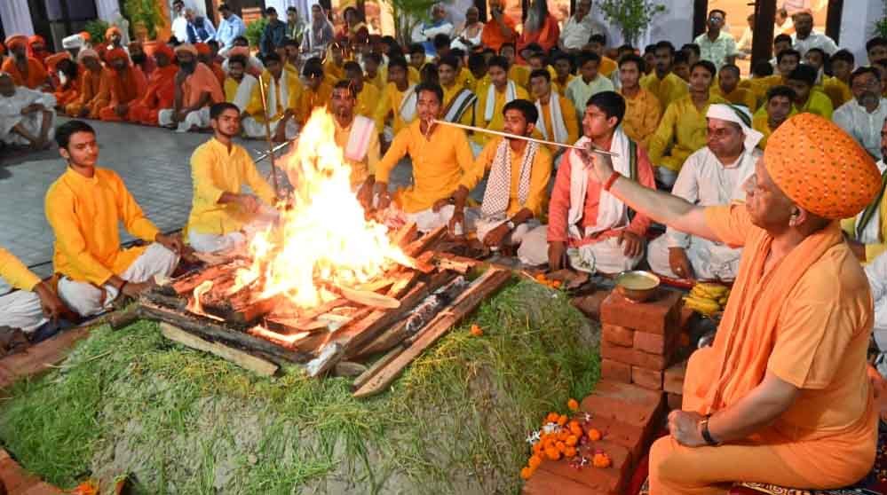 महानिशा पूजन कर सीएम योगी ने की जगत कल्याण की प्रार्थना