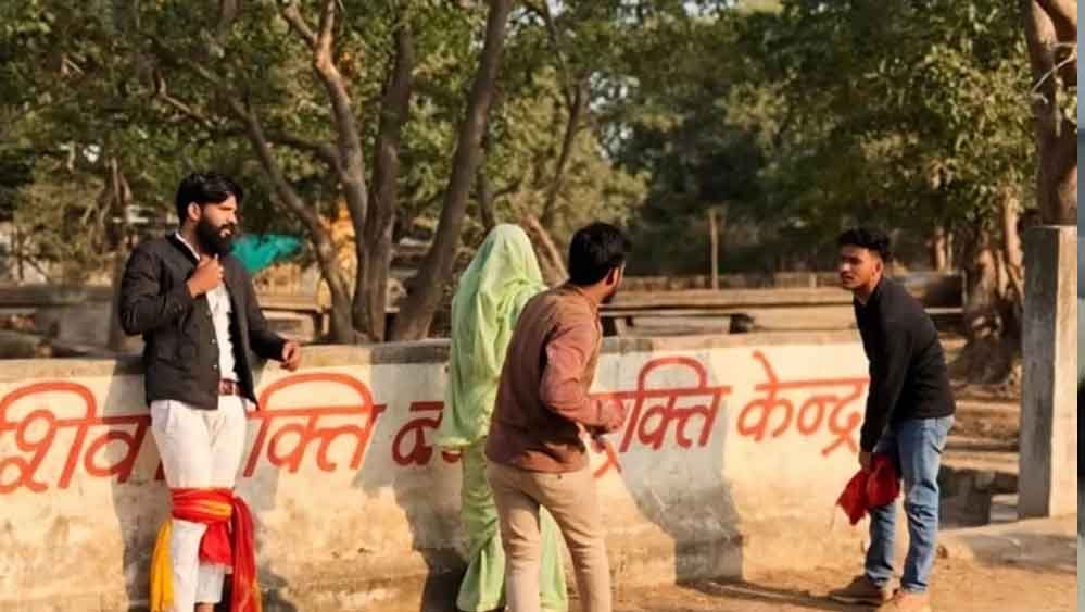 शिवपुरी में पत्नी को दोस्त के साथ देखकर भड़का पति, चचेरे भाई संग मिलकर दोनों को पीटा
