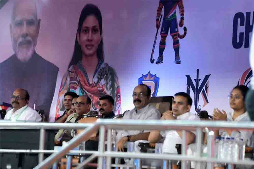 उप मुख्यमंत्री अरुण साव ने की खिलाड़ियों की हौसला अफजाई, मैच देखने पहुंचे हॉकी स्टेडियम