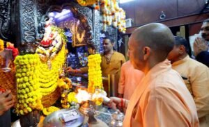 मुख्यमंत्री योगी आदित्यनाथ ने बाबा कालभैरव और बाबा विश्वनाथ का किया दर्शन-पूजन
