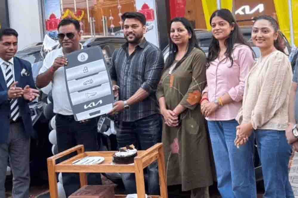 चंडीगढ़ के फार्मा कारोबारी का दिवाली गिफ्ट, 4 कर्मचारियों को दी कारें; एक और कार जीतने का मौका